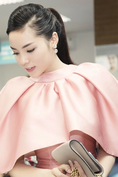 Hoa hậu kỳ duyên diện váy cổ xòe - 1