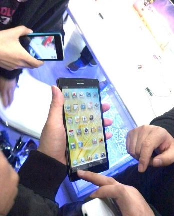 Huawei để lộ smartphone màn hình 61 inch full hd - 2