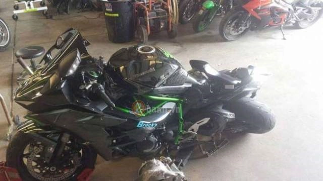 Kawasaki ninja h2 gặp nạn bị gãy gắp sau khi chạy tốc độ cao - 1