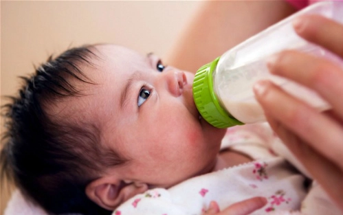 Khắc phục tình trạng bé nôn khi uống sữa ngoài - 1