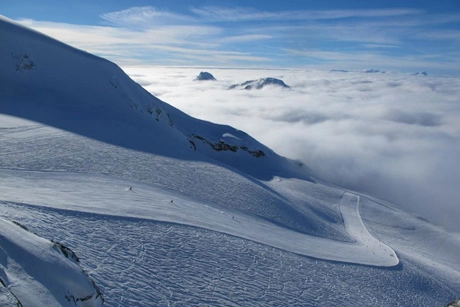 Khách du lịch mòn mỏi chờ tuyết phủ trên dãy alps - 2