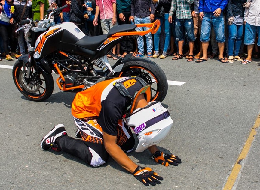 Khán giả phá hỏng cuộc đua biker malaysia vái lạy tại drag 400m bình dương - 1