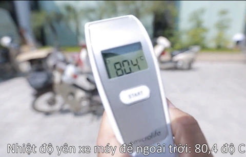 Không thể tin được yên xe máy hơn 80 độ c trong ngày nắng hà nội - 1