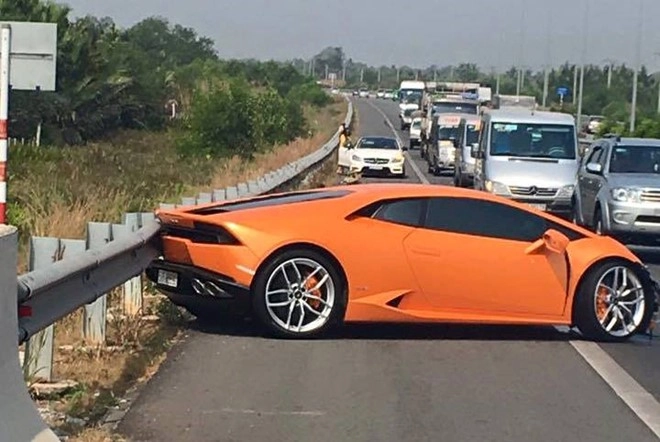 Lamborghini huracan bị tai nạn ở cao tốc long thành quận 9 tp hcm - 1