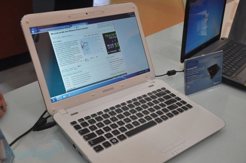 Laptop siêu mỏng của samsung giá hơn 1000 usd - 1