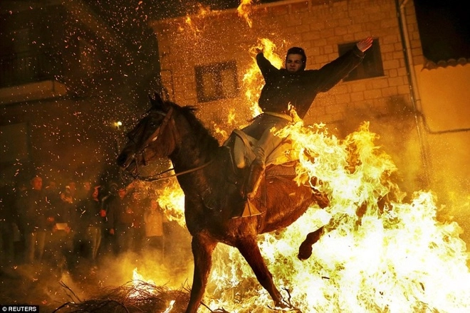 Lễ hội phi ngựa qua lửa độc đáo ở tây ban nha - 1
