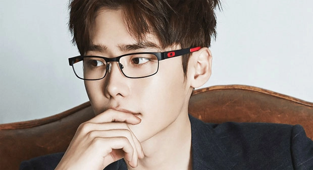 Lee jong suk với kính đẹp - 1