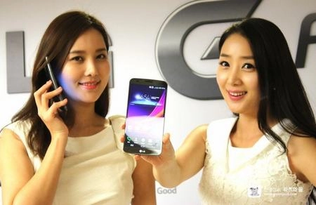 Lg g flex có thể chống chịu lực đè hàng chục kg - 1