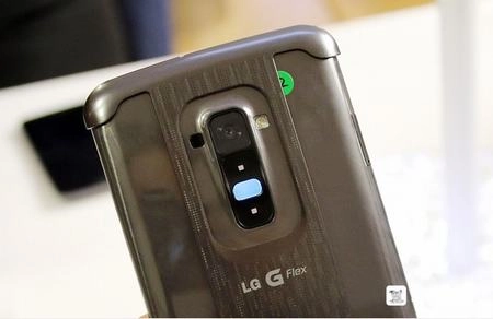 Lg g flex có thể chống chịu lực đè hàng chục kg - 5