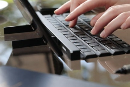 Lg giới thiệu keyboard rời cuộn gọn cho tablet và smartphone - 1