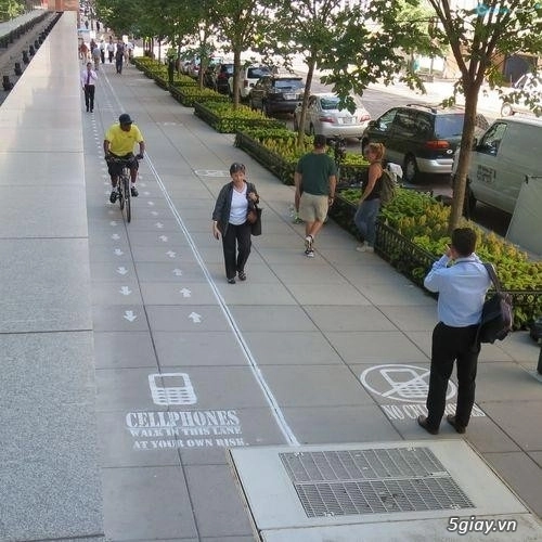 Lối đi bộ dành riêng cho những ai sử dụng điện thoại trong thủ đô washington dc mỹ - 2