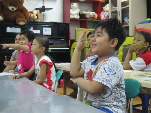  lớp học của các em bé đeo kim tiêm mang cọc truyền - 5