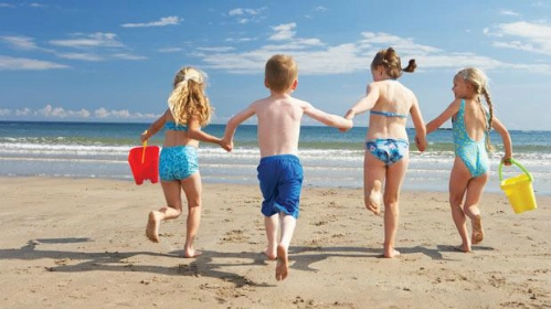 Lý do không nên cho trẻ tắm trần ở bãi biển - 1