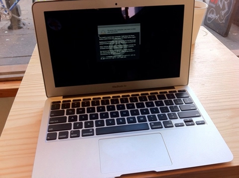 Macbook air mới dính lỗi màn hình - 1