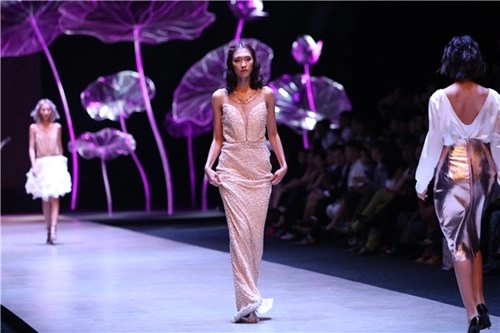 Mâu thủy nguyễn oanh hai nốt nhạc vàng trên sàn catwalk - 12