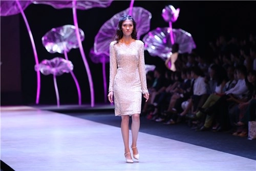 Mâu thủy nguyễn oanh hai nốt nhạc vàng trên sàn catwalk - 24