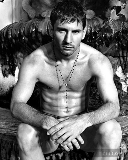 Messi cởi trần khoe cơ bắp - 1
