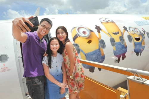 Minions gây sốt trên tàu bay vietjet - 1