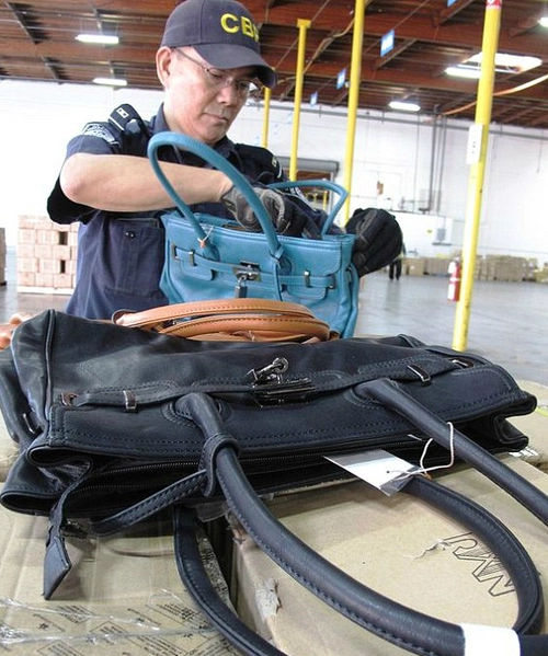 Mỹ thu giữ 1500 túi hermes giả đến từ trung quốc - 1