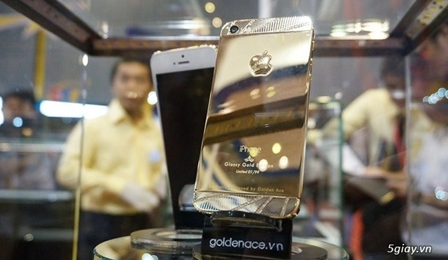 Ngắm những chiếc điện thoại iphone bằng vàng - 1