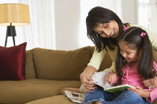 Ngày càng ít bố mẹ đọc truyện cho con - 1