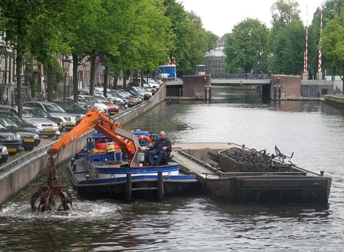 Nghề câu xe đạp dưới lòng kênh amsterdam - 1