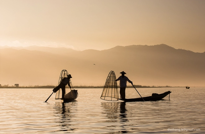 Nghệ thuật chèo thuyền một chân trên hồ inle - 1