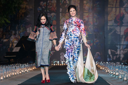 Ngọc hân nắm tay thanh lam trên sàn catwalk - 2