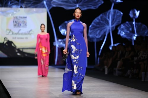 Ngọt ngào khoảnh khắc vợ chồng thế thành thúy diễm trên catwalk - 11