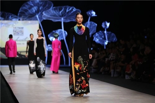 Ngọt ngào khoảnh khắc vợ chồng thế thành thúy diễm trên catwalk - 16