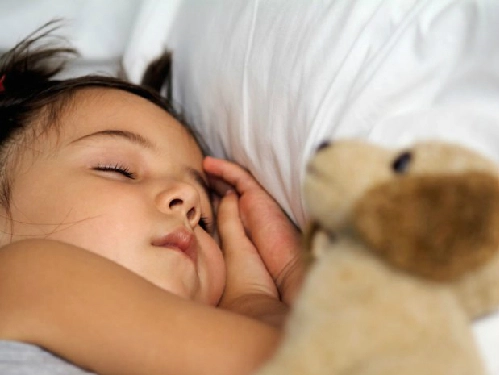 Ngủ không điều độ dễ ảnh hưởng đến hành vi của trẻ - 1