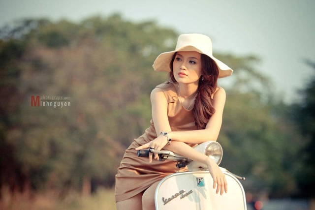 Người đẹp cao thùy linh bên xe vespa - 9