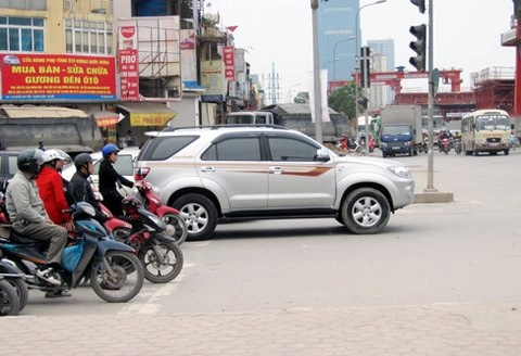 Người việt và thói quen lái ôtô kiểu xe máy - 1