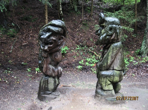 Những bức tượng kỳ quái ở đồi phù thủy - 2
