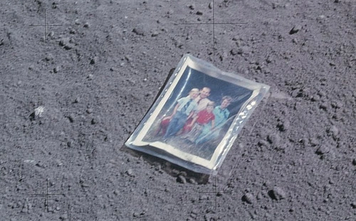 Những đồ vật phi hành gia để lại trên mặt trăng - 1