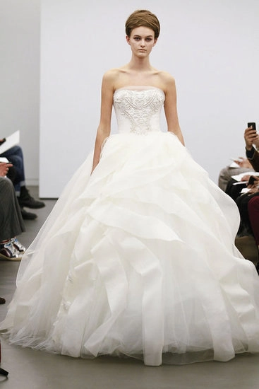 Những mẫu váy cưới đẹp nhất cho mùa thu 2013 - 1