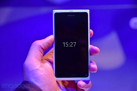 Nokia trình làng n9 màu trắng - 2