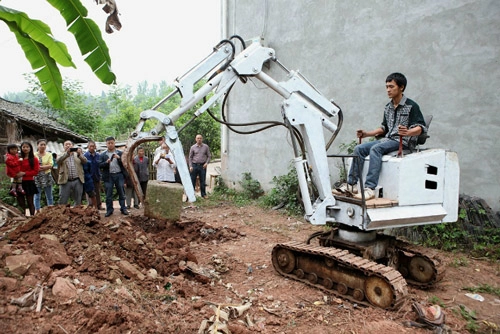 Nông dân trung quốc chế máy xúc trong ba ngày - 1