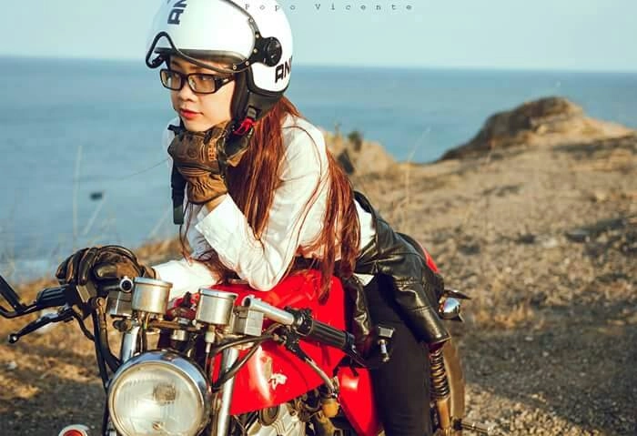 Nữ biker 9x xinh đẹp và cá tính bên cạnh chiếc wolf độ cafe racer - 1