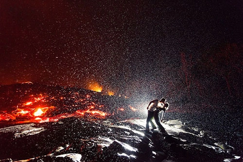 nụ hôn nóng bỏng nhất thế giới trên đỉnh núi lửa hawaii - 1