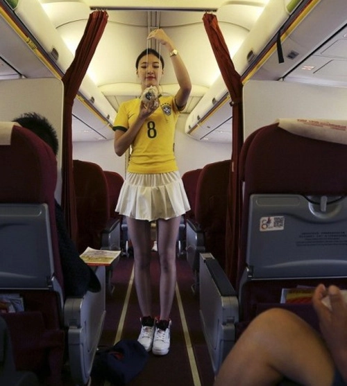 Nữ tiếp viên hàng không mặc áo bóng đá hút sự tò mò - 1
