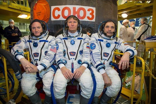 Phi hành gia nga - mỹ bắt đầu một năm trên vũ trụ - 1