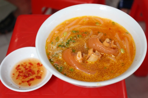 Quán bánh canh chỉ bán một tiếng ở sài gòn - 2