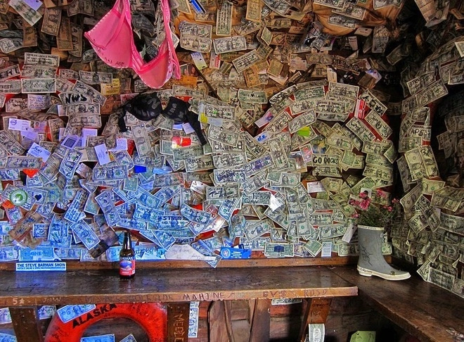 Quán bar mỹ được khách trang trí bằng đô la và đồ lót - 5