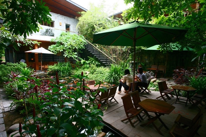 Quán cà phê hút khách bởi cây xanh và hồ cá ở đà nẵng - 1