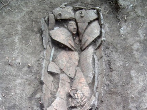 Quan tài 3000 năm tuổi chạm khắc mặt người - 1