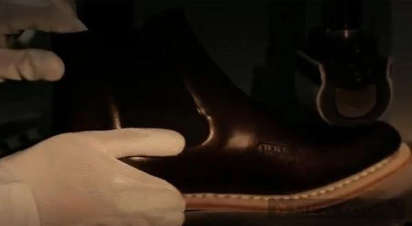 Quy trình sản xuất giày hàng hiệu của prada - 17