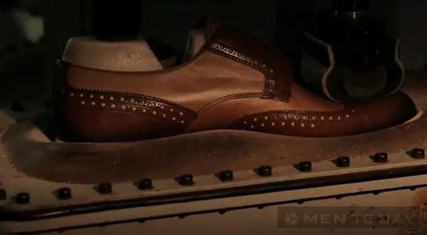 Quy trình sản xuất giày hàng hiệu của prada - 18