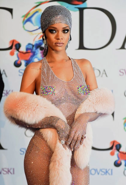 Rihanna không xấu hổ khi mặc váy mỏng tang - 1