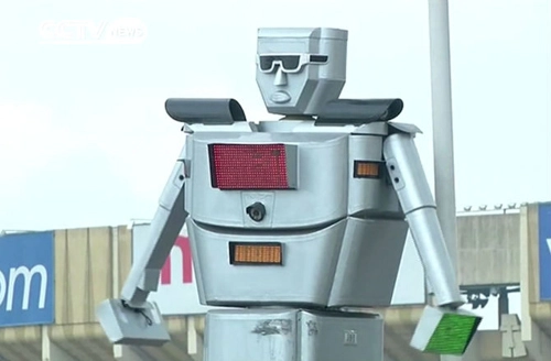 Robot thay thế cảnh sát và đèn giao thông - 1